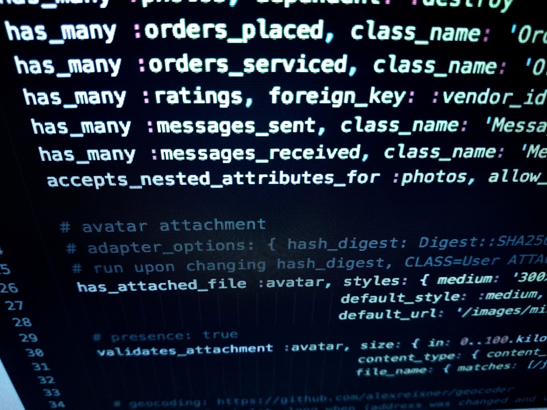 Líneas de código de software mostradas en una pantalla