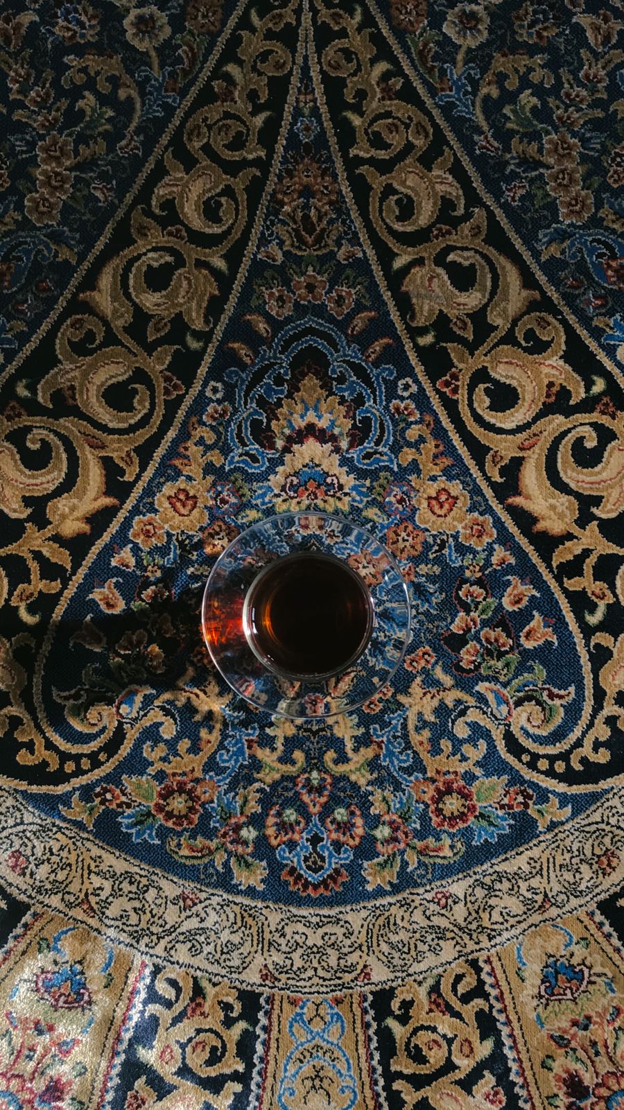 تنظيف بقع السجاد في قرطبة – شاي يقدم على سجادة مزخرفة