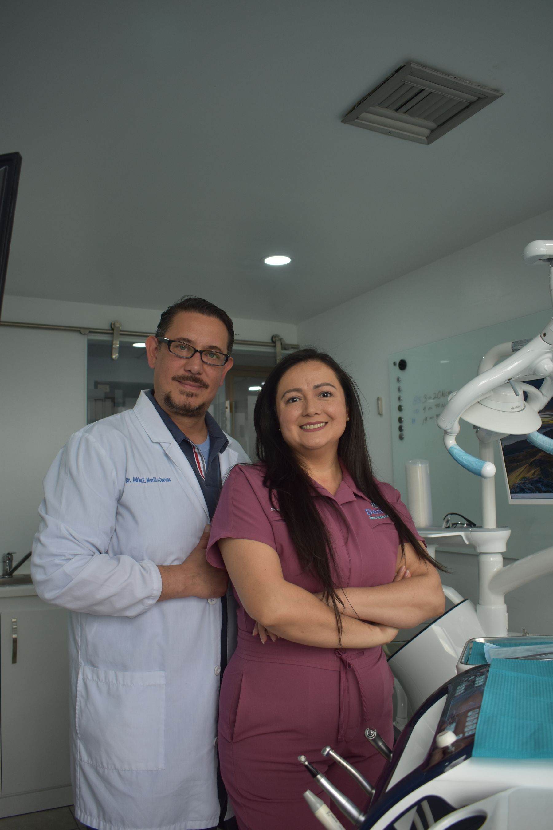 Equipo odontológico en una clínica moderna