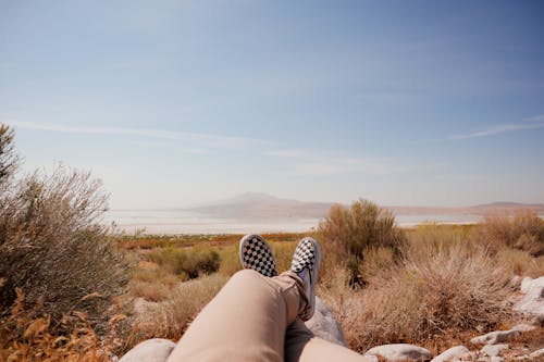 Gratis stockfoto met aan het liegen, benen, chillen