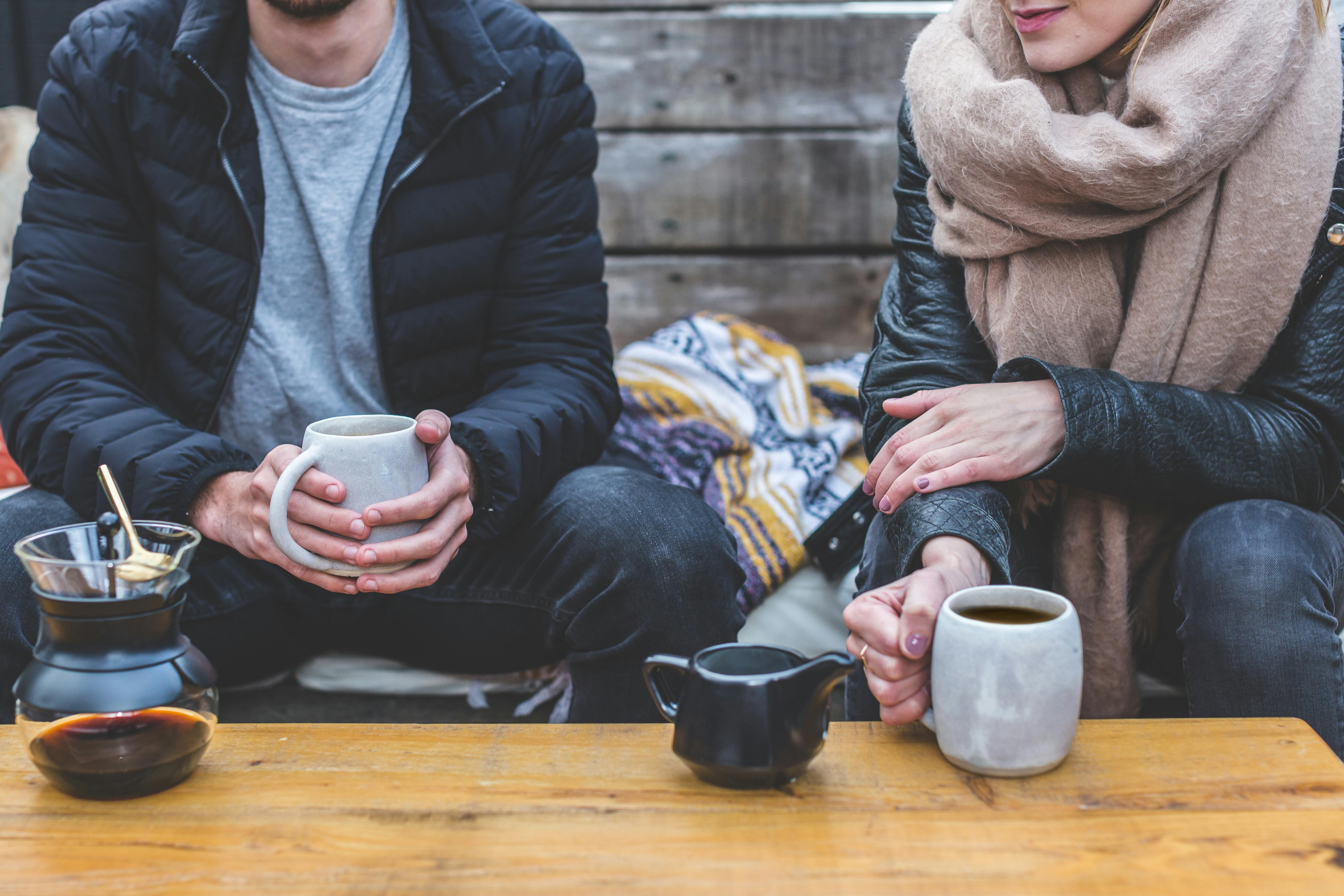 Man and woman in front of a coffee table | Photo: Pexels