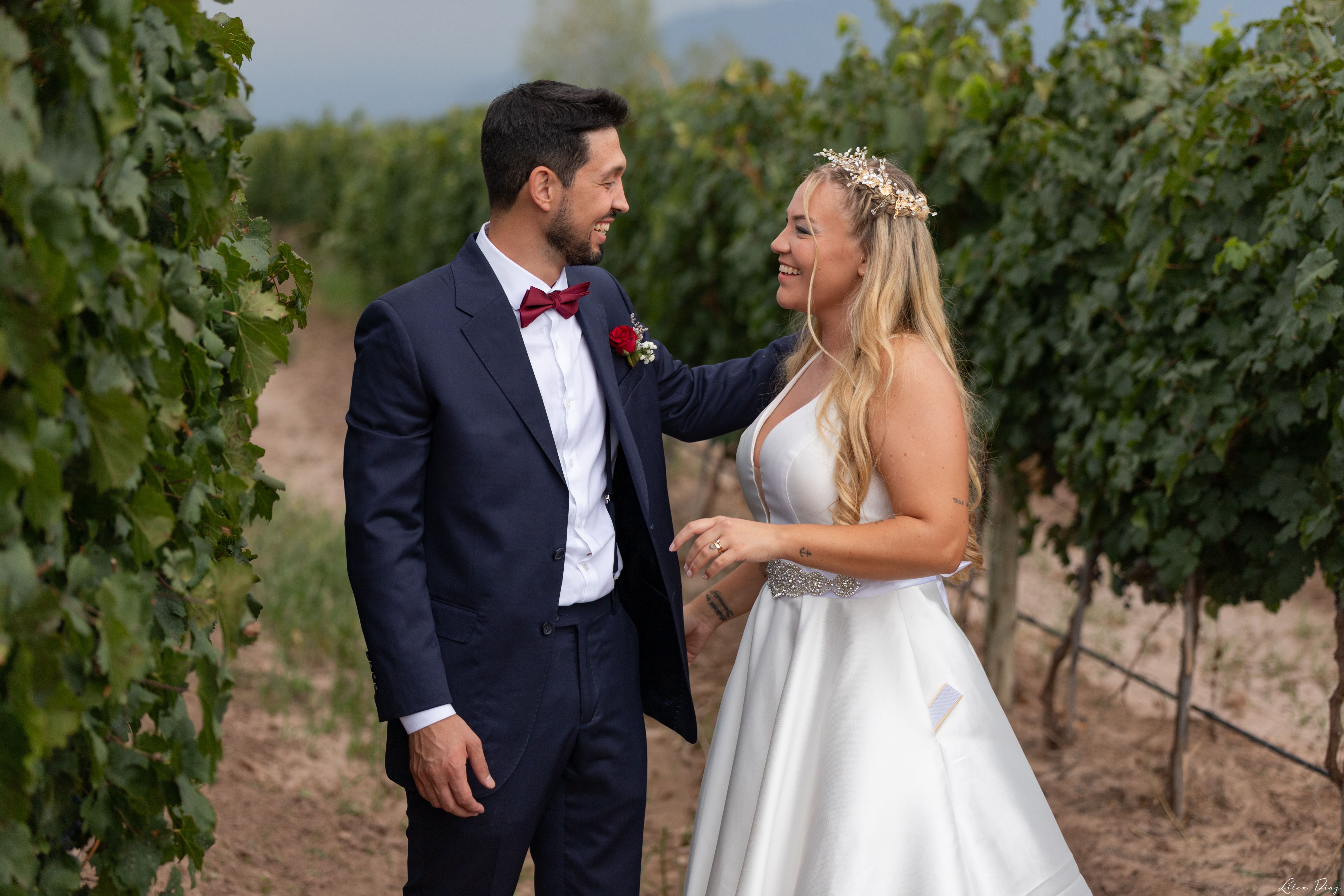 Oficiante de bodas sonriendo durante una ceremonia al aire libre