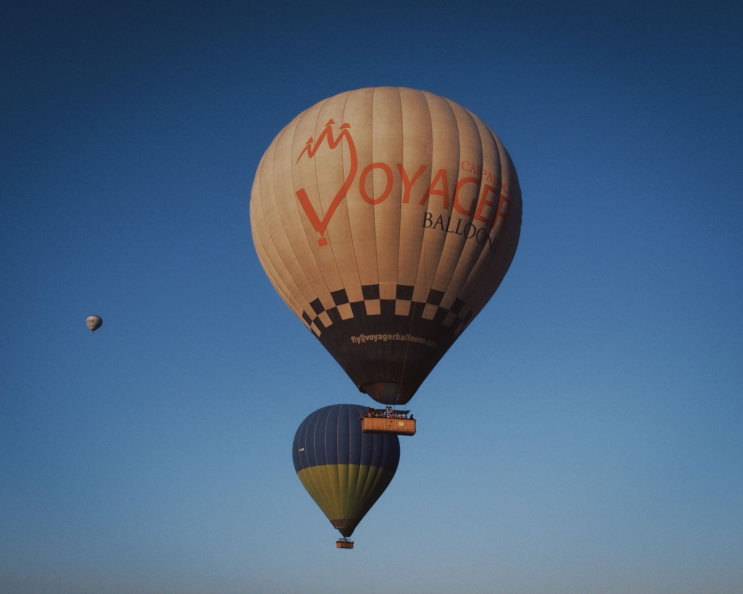 Sunrise balloon over the West Bank temples