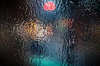 以充满活力的抽象玻璃纹理搭配散焦彩色光线，打造艺术背景与创意设计