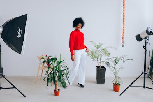 一位穿着红色毛衣的自信女人在摄影工作室里与室内植物合影