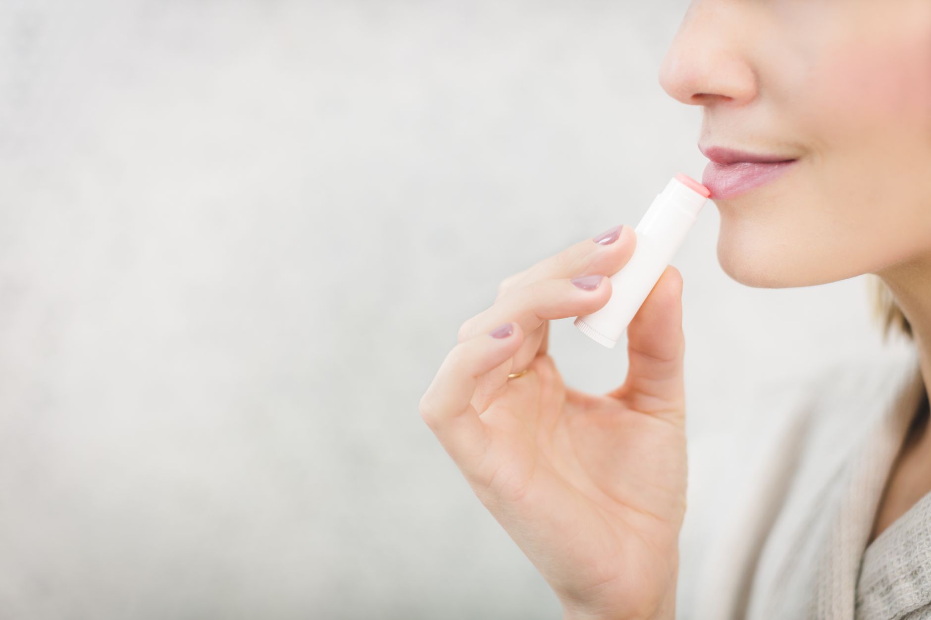 Vaseline for Chapped Lips: Does It Work and What Are the Alternatives?