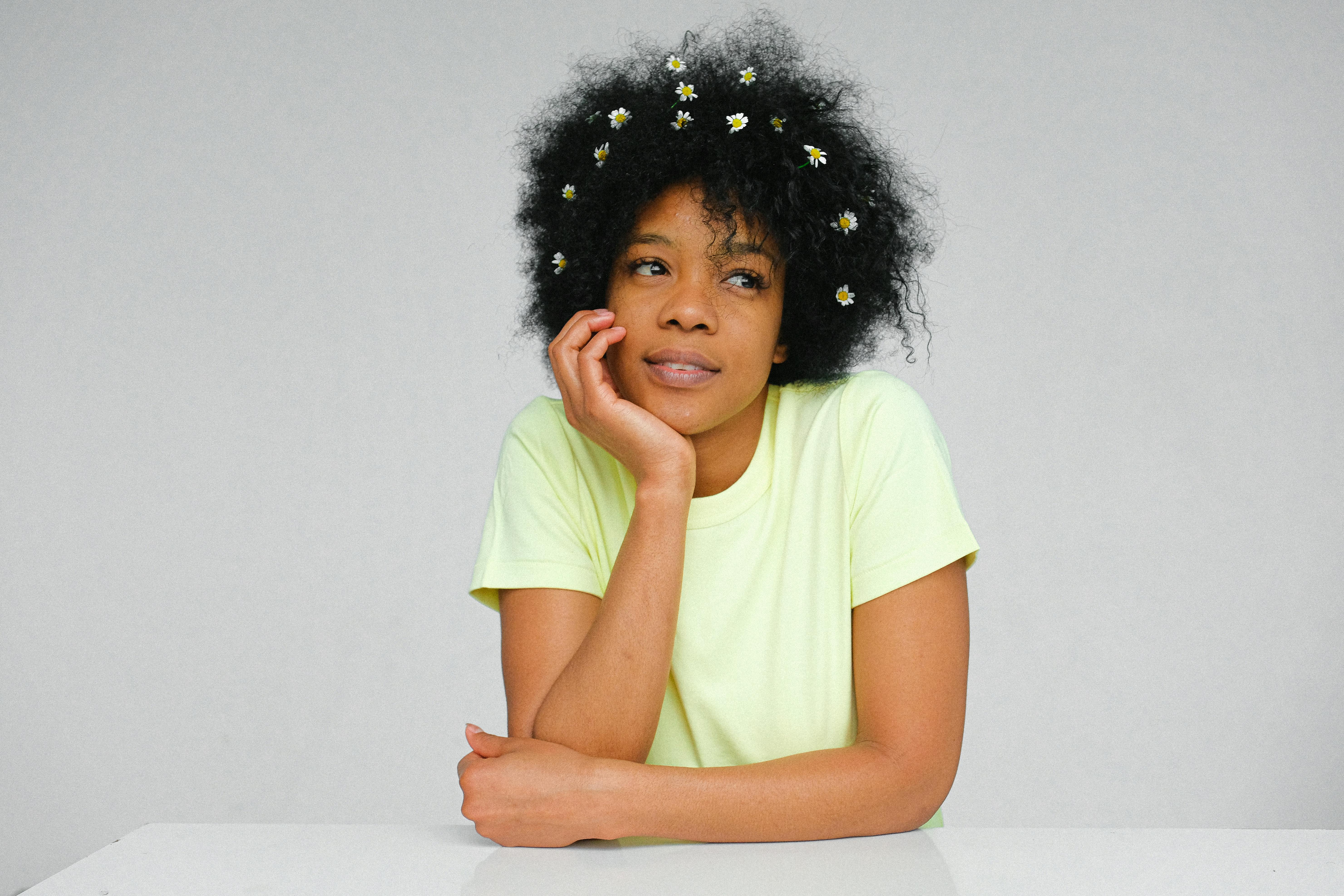 白色背景上，一位头发带着花香的女士正在沉思的肖像