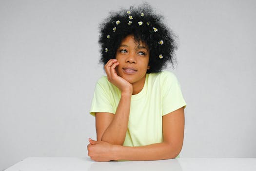 白色背景上，一位头发带着花香的女士正在沉思的肖像