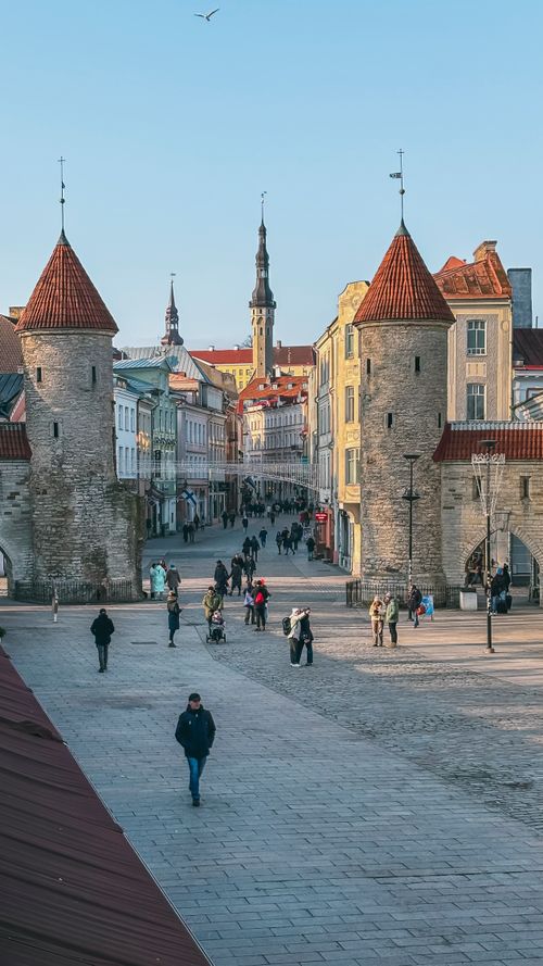 Gratis Esplora l'affascinante Porta Viru a Tallinn, in Estonia, ammirando l'architettura medievale e le vivaci strade circostanti. Foto a disposizione
