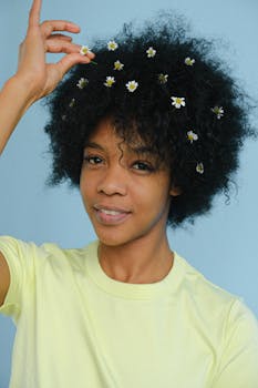 在蓝色背景下，一位美丽的女人微笑着，她留着一头黑发，发间点缀着白花