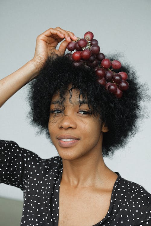 Vrouw In Zwart Wit Polka Dot Shirt Met Rood Rond Fruit