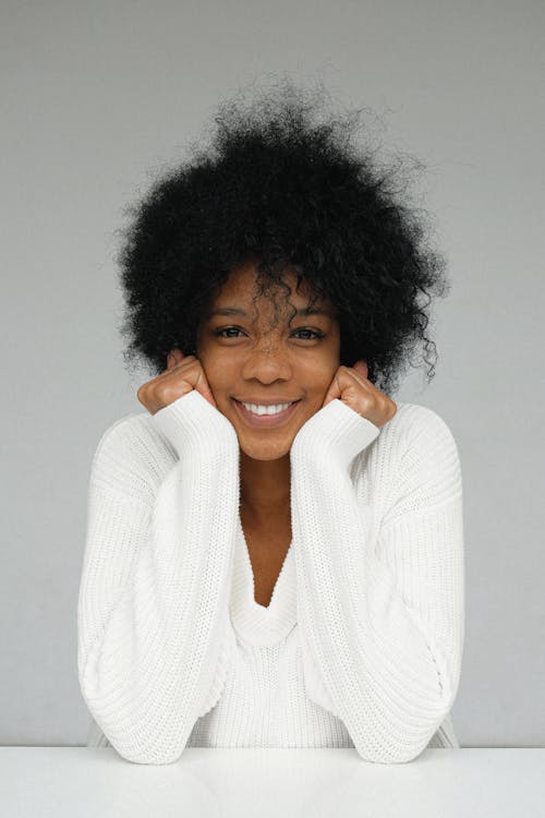 Mujer En Suéter De Punto Blanco Sonriendo