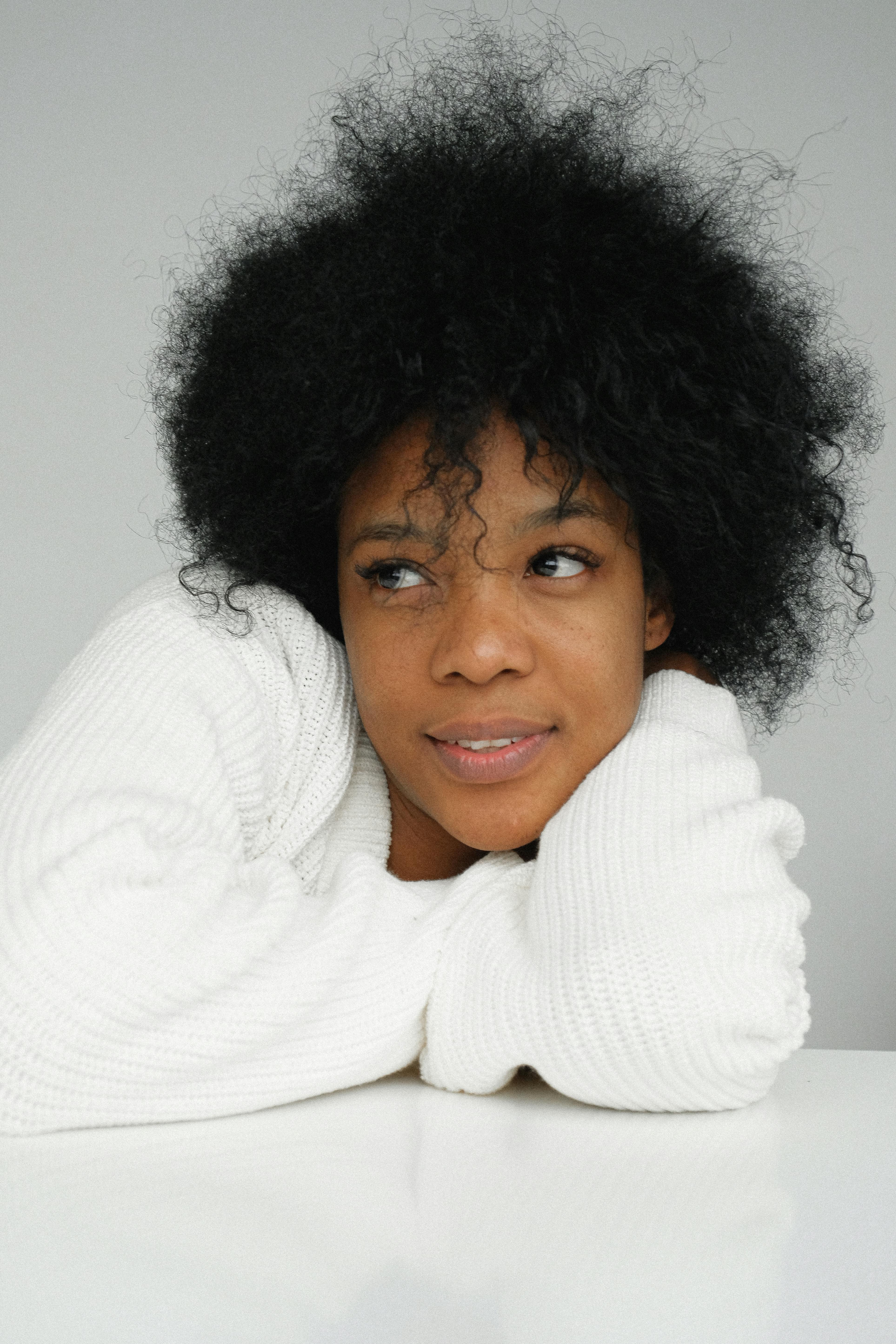 这幅穿着白色毛衣的美丽女子肖像，散发着温暖与时尚的气息