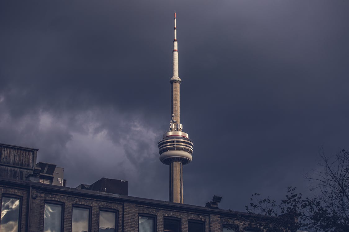 CN 타워, 건축, 검은 구름의 무료 스톡 사진