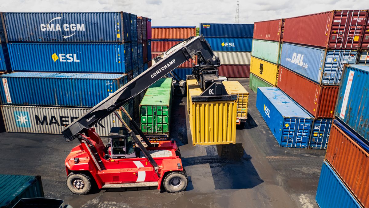 Container loading operations at Dar es Salaam port