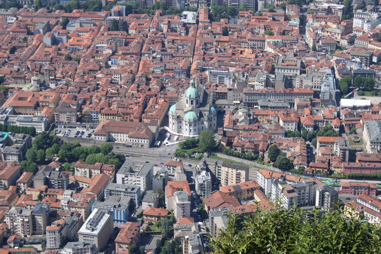 Cazare la Lacul Como: centrul istoric din Como văzut de sus, cu Duomo între acoperișuri