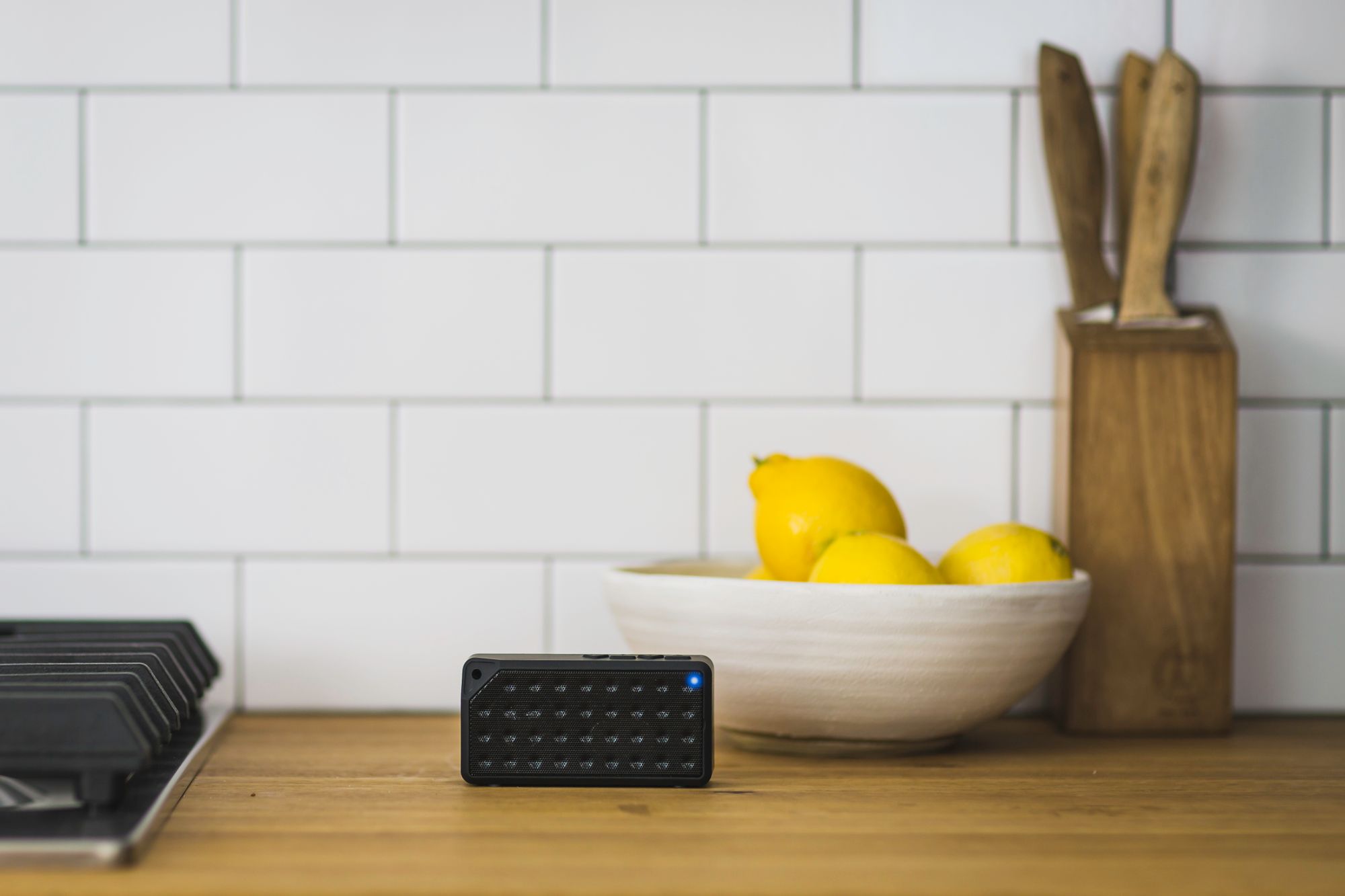 Altavoz inteligente con pantalla colocado sobre la barra de una cocina