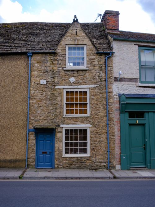 Free Classic stone house facade with a blue door in Malmesbury, England, showcasing historic architecture. Stock Photo