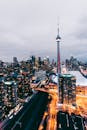黄昏时分，俯瞰多伦多明亮的天际线和标志性的加拿大国家电视塔