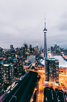黄昏时分，俯瞰多伦多明亮的天际线和标志性的加拿大国家电视塔