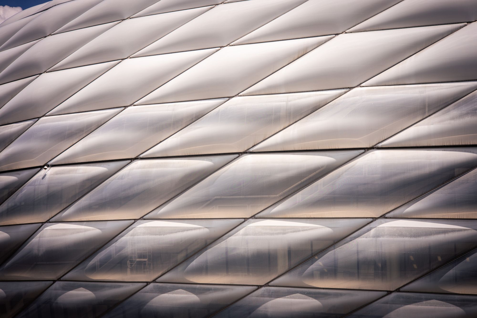 Vista exterior del Allianz Arena de Múnich al anochecer