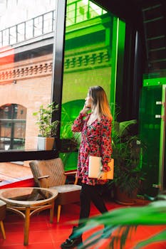 一位时尚女性在充满活力的办公室里打电话