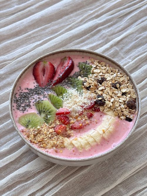 Free Colorful smoothie bowl with fresh fruits, chia seeds, and granola, perfect for a healthy breakfast. Stock Photo