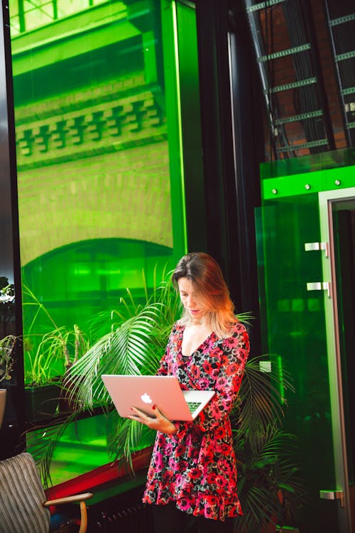 Frau Im Blumenkleid Mit Macbook