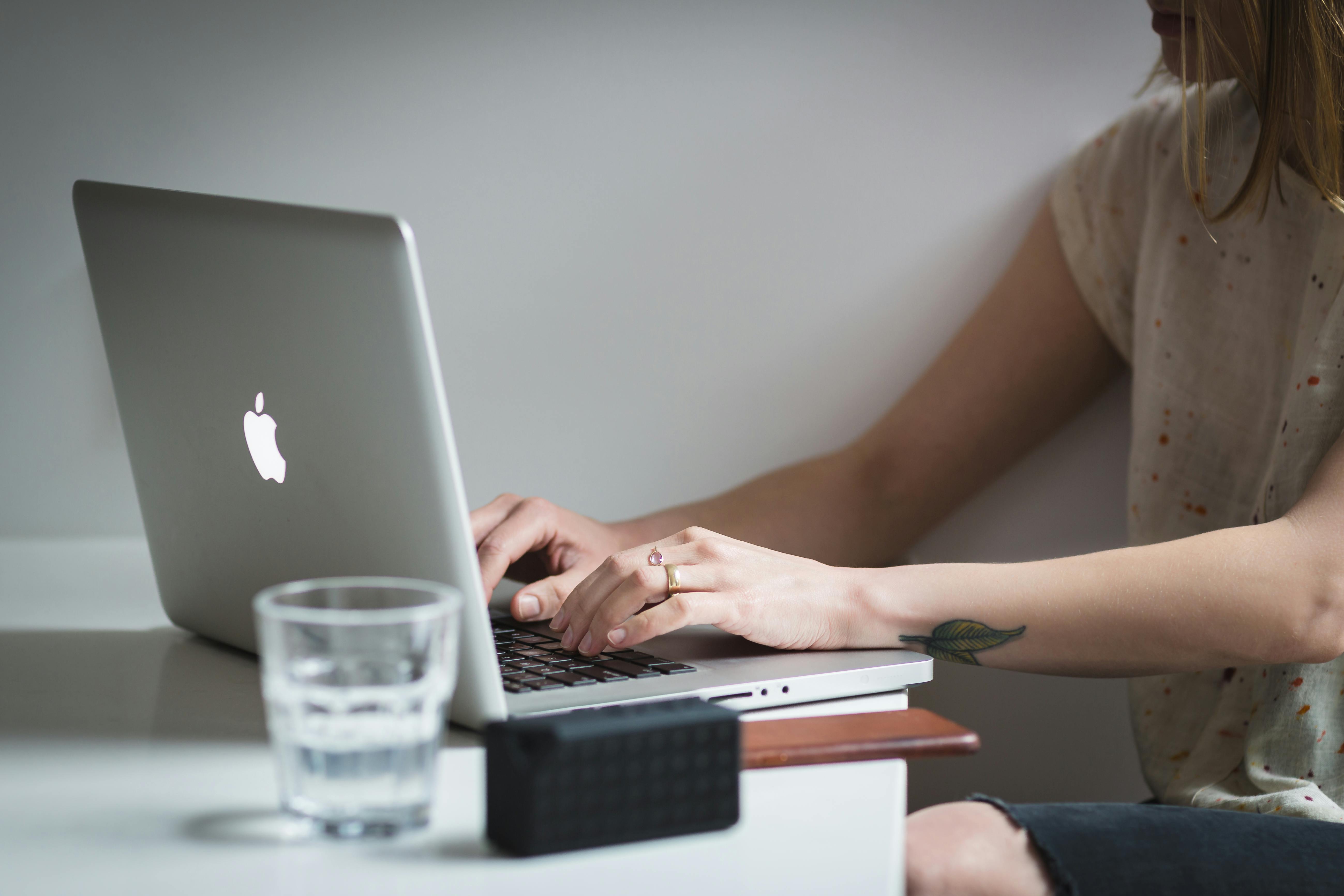 Woman using a laptop. | Photo: Pexels