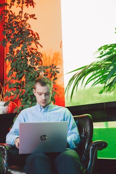 年轻人在色彩缤纷的现代室内工作空间里用笔记本电脑工作