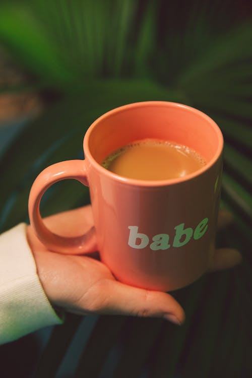 Foto Der Person, Die Becher Hält