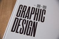 平面设计书籍封面的特写图像，带有粗体文本