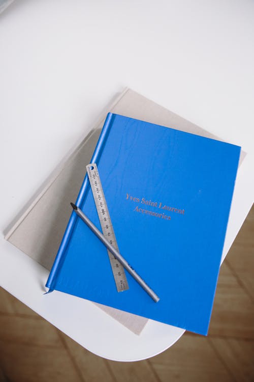 Blauw Boek Op Witte Tafel