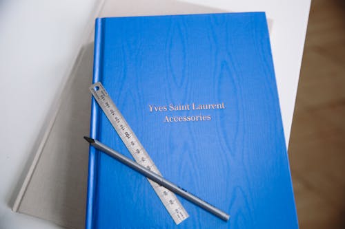 Blauw Boek Op Witte Tafel