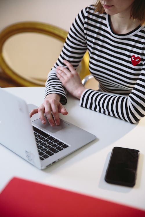 Foto Der Frau, Die Auf Tisch Lehnt