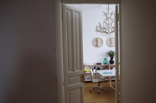 무료 흰색 페인트 방에 흰색 나무 테이블 스톡 사진