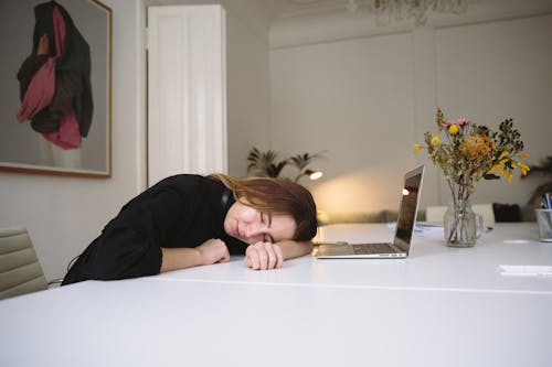 Zdjęcie Kobieta śpi Na Stole