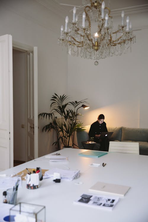 Základová fotografie zdarma na téma design interiéru, kancelář, lustr