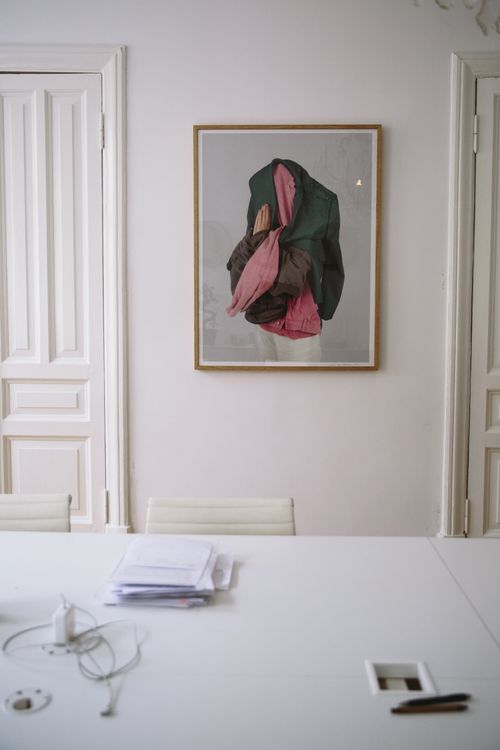 Free Minimalist meeting room with contemporary art and modern furniture. Stock Photo