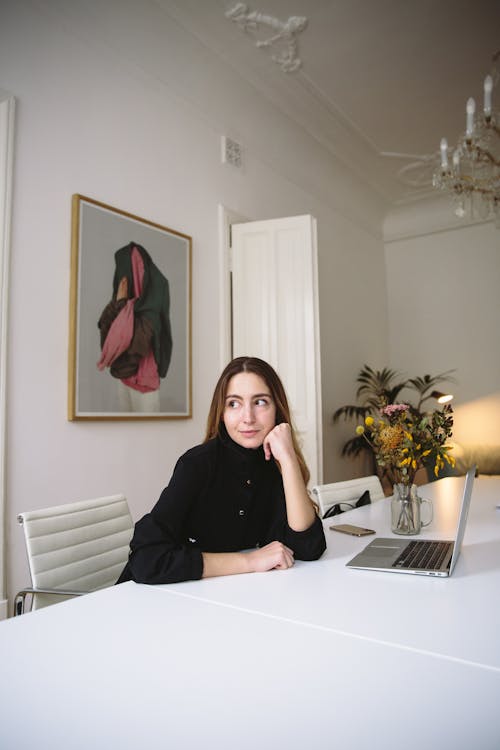 Portrait De Femme Au Bureau