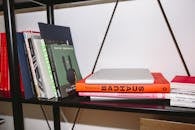 现代书架上整齐地排列着各种精装书