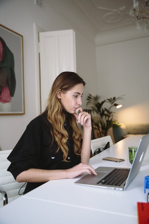 Foto Van Vrouw Met Behulp Van Laptop