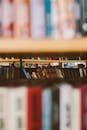 艺术镜头聚焦于书架上的书籍，前景模糊，以突出收藏主题