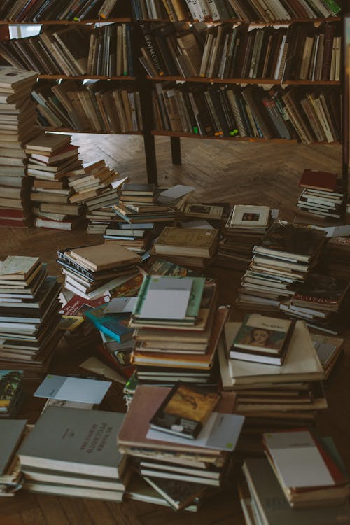 Книги на коричневой деревянной полке