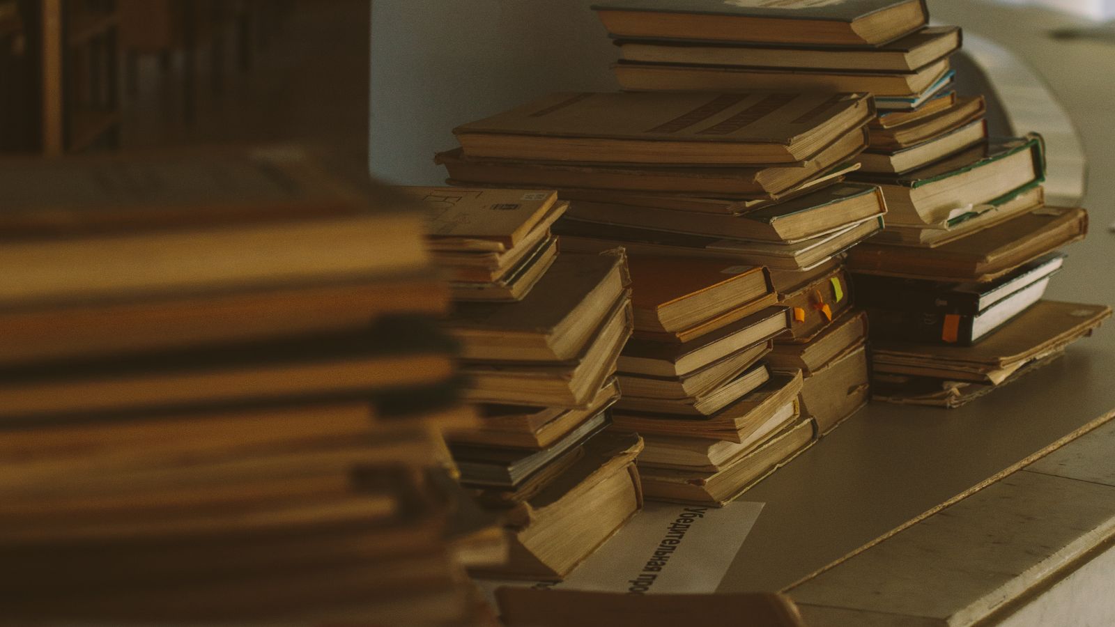 Livros numa biblioteca.
