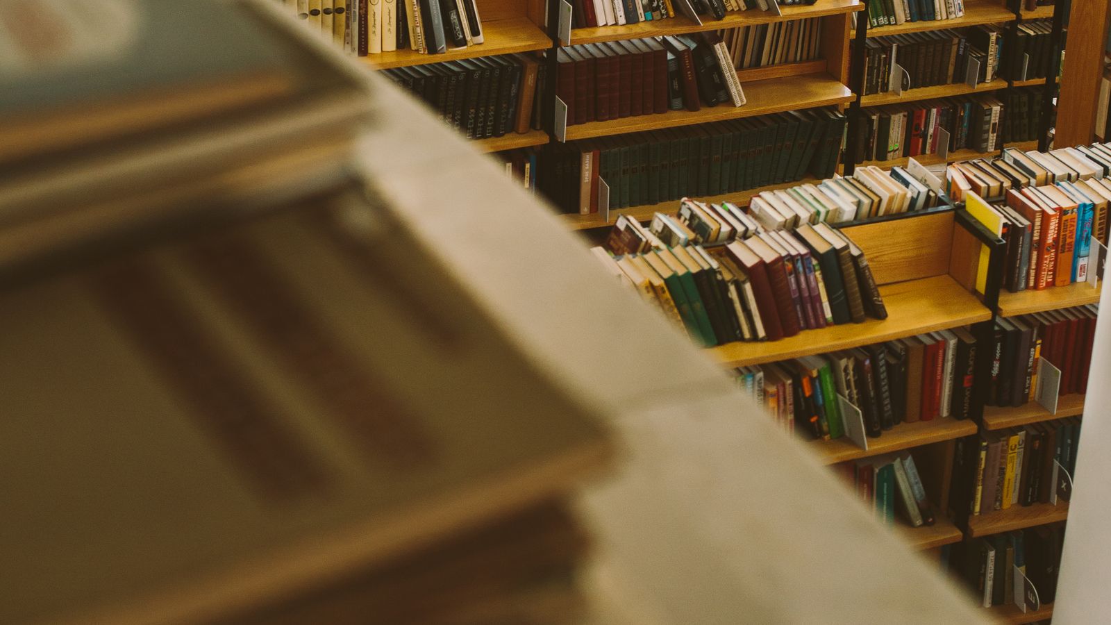 Livros numa biblioteca.