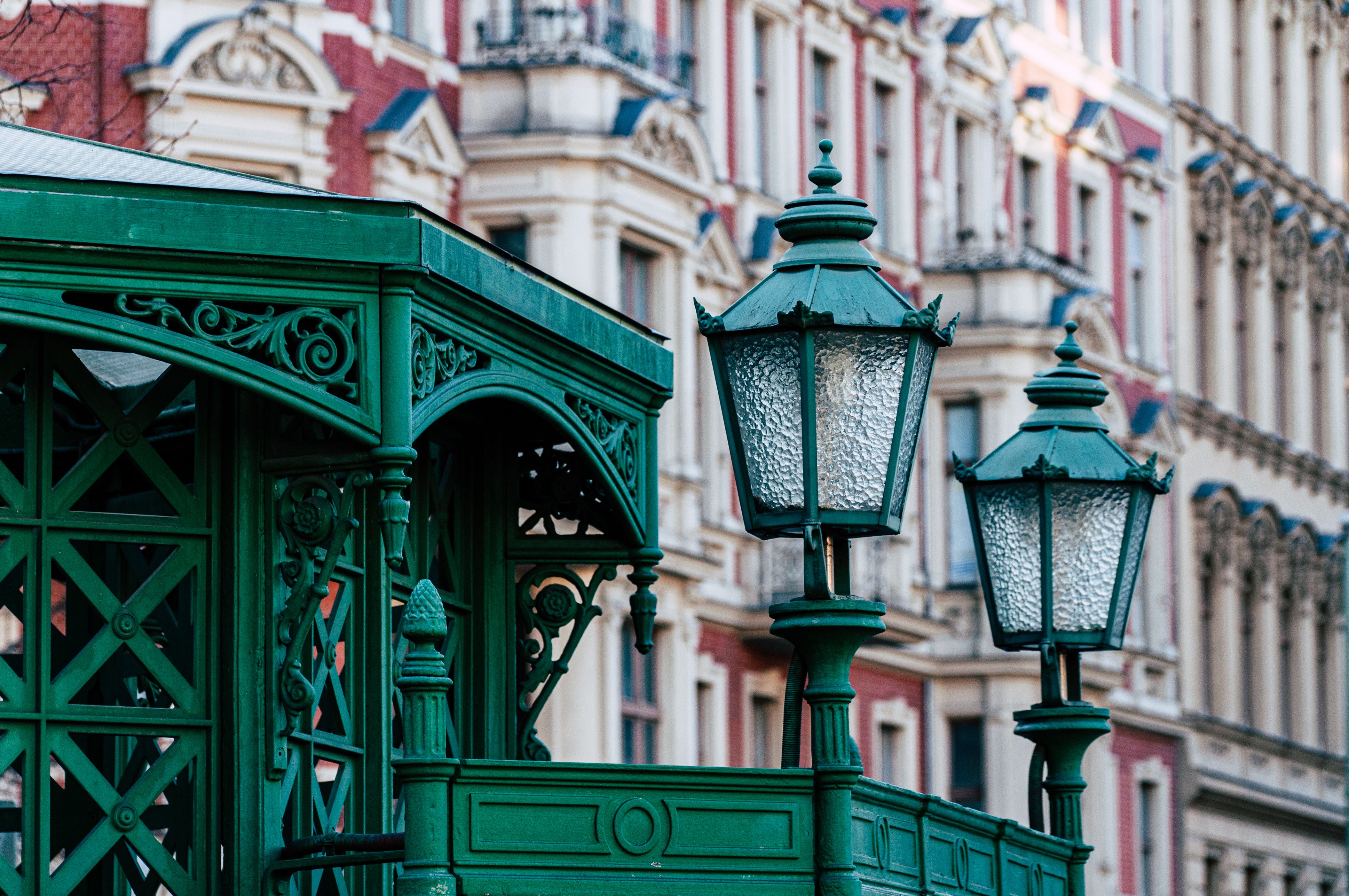 Maisons victoriennes en enfilade aux ferronneries broekie-lace dans une rue étroite d’Observatory
