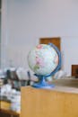 图书馆木架上的地球仪，非常适合教育主题