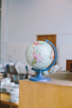 图书馆木架上的地球仪，非常适合教育主题