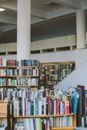 大学图书馆内部宽敞，设有摆满各种文学作品的书架